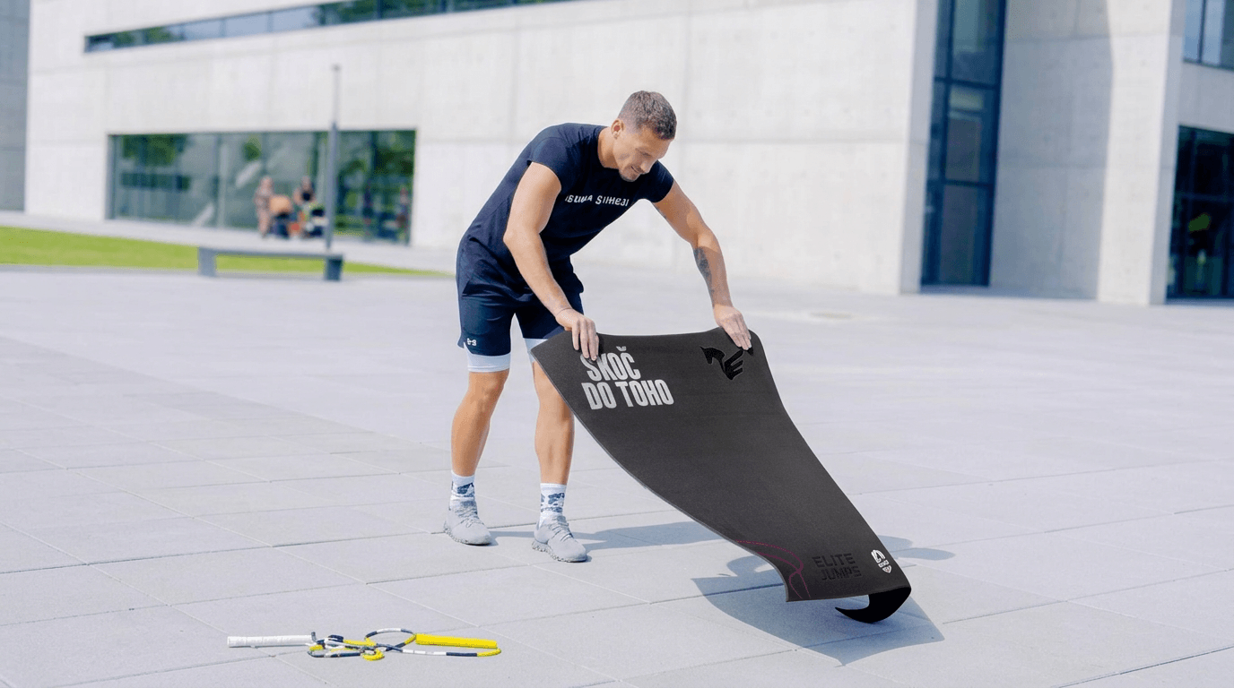 Skákání přes švihadlo na podložce